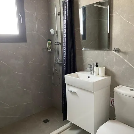 Seaside Two Bedroom Deluxe Flat In Tourist Area *