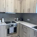 Seaside Two Bedroom Deluxe Flat In Tourist Area *