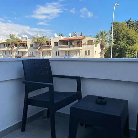 Апартаменты Seaside Two Bedroom Deluxe Flat In Tourist Area *