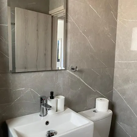 Seaside Two Bedroom Deluxe Flat In Tourist Area Апартаменты Пафос