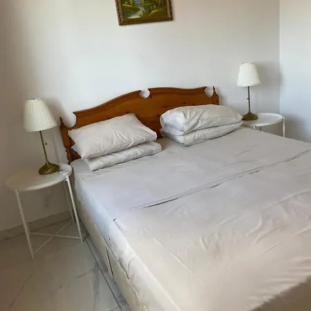 Seaside Two Bedroom Deluxe Flat In Tourist Area *