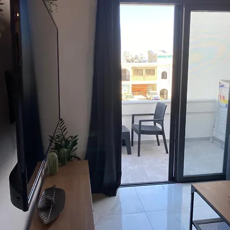 Апартаменты Seaside Two Bedroom Deluxe Flat In Tourist Area