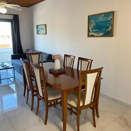 Seaside Two Bedroom Deluxe Flat In Tourist Area Апартаменты