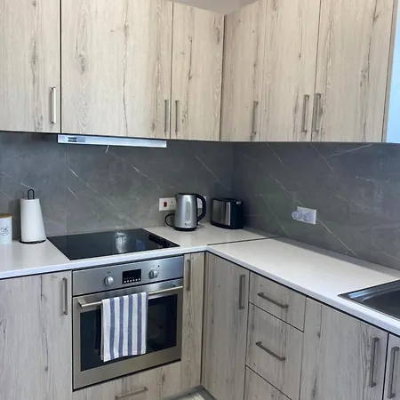 Seaside Two Bedroom Deluxe Flat In Tourist Area *