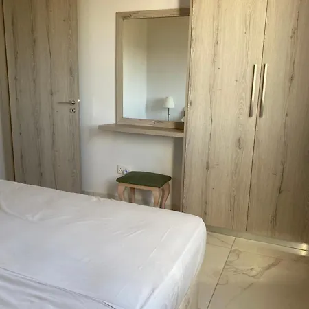 Апартаменты Seaside Two Bedroom Deluxe Flat In Tourist Area *