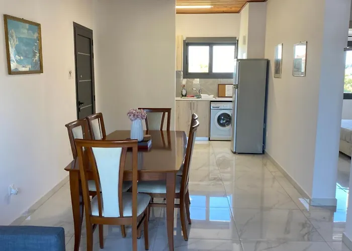 Seaside Two Bedroom Deluxe Flat In Tourist Area *