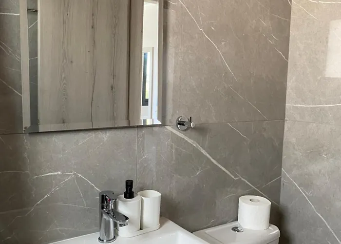 Seaside Two Bedroom Deluxe Flat In Tourist Area 公寓 Paphos