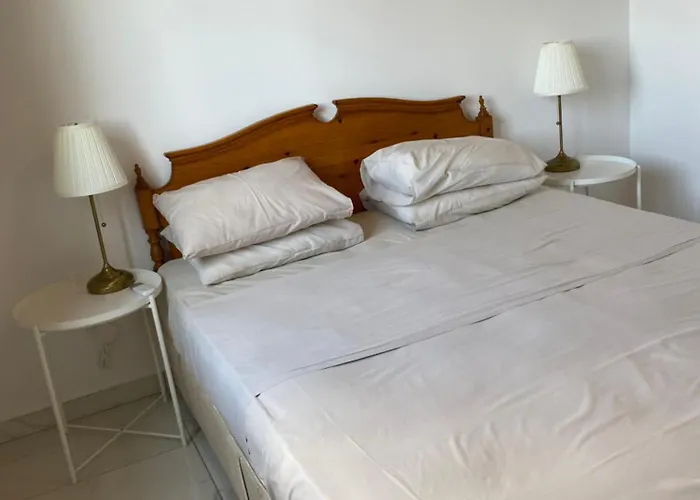 Seaside Two Bedroom Deluxe Flat In Tourist Area *