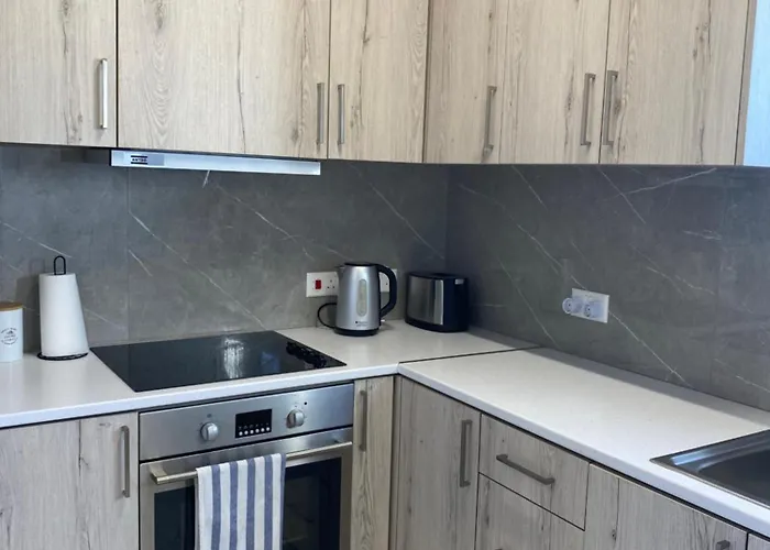 Seaside Two Bedroom Deluxe Flat In Tourist Area *