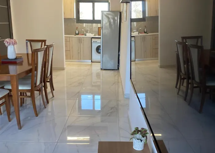 Seaside Two Bedroom Deluxe Flat In Tourist Area 公寓 Paphos