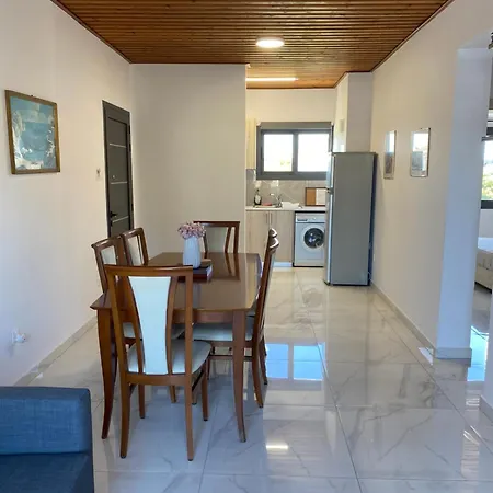 Seaside Two Bedroom Deluxe Flat In Tourist Area *