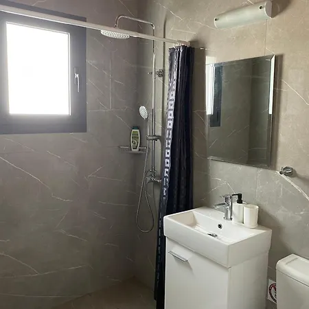 Seaside Two Bedroom Deluxe Flat In Tourist Area פאפוס