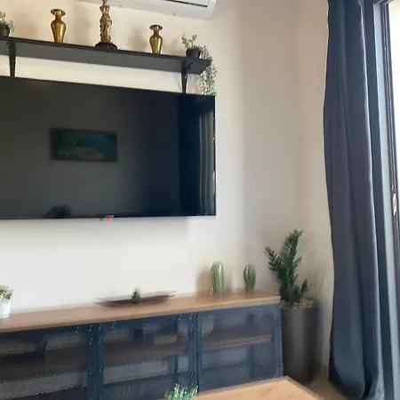 Seaside Two Bedroom Deluxe Flat In Tourist Area * פאפוס